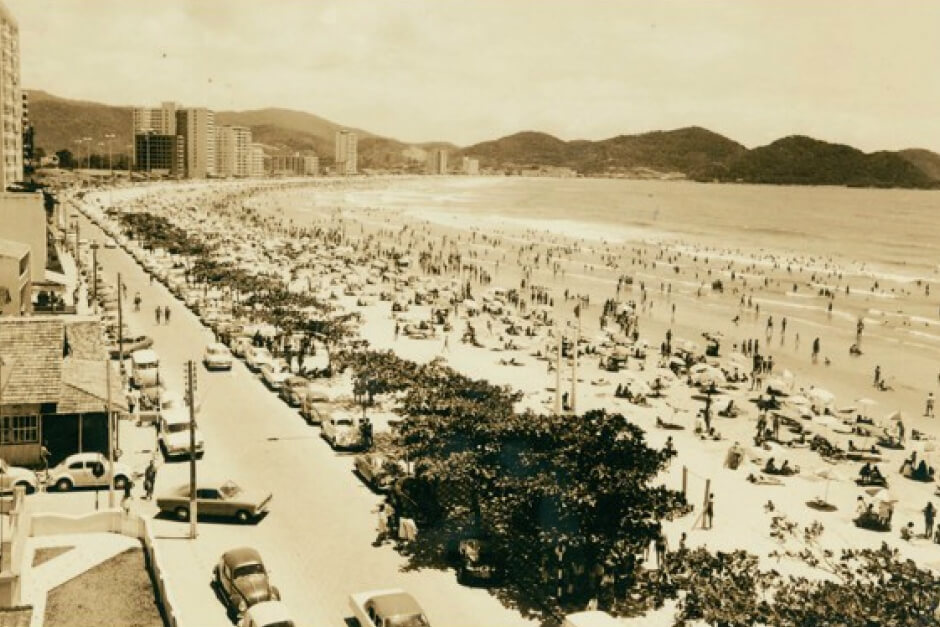 Foto Antiga da praia com barcos de pesca